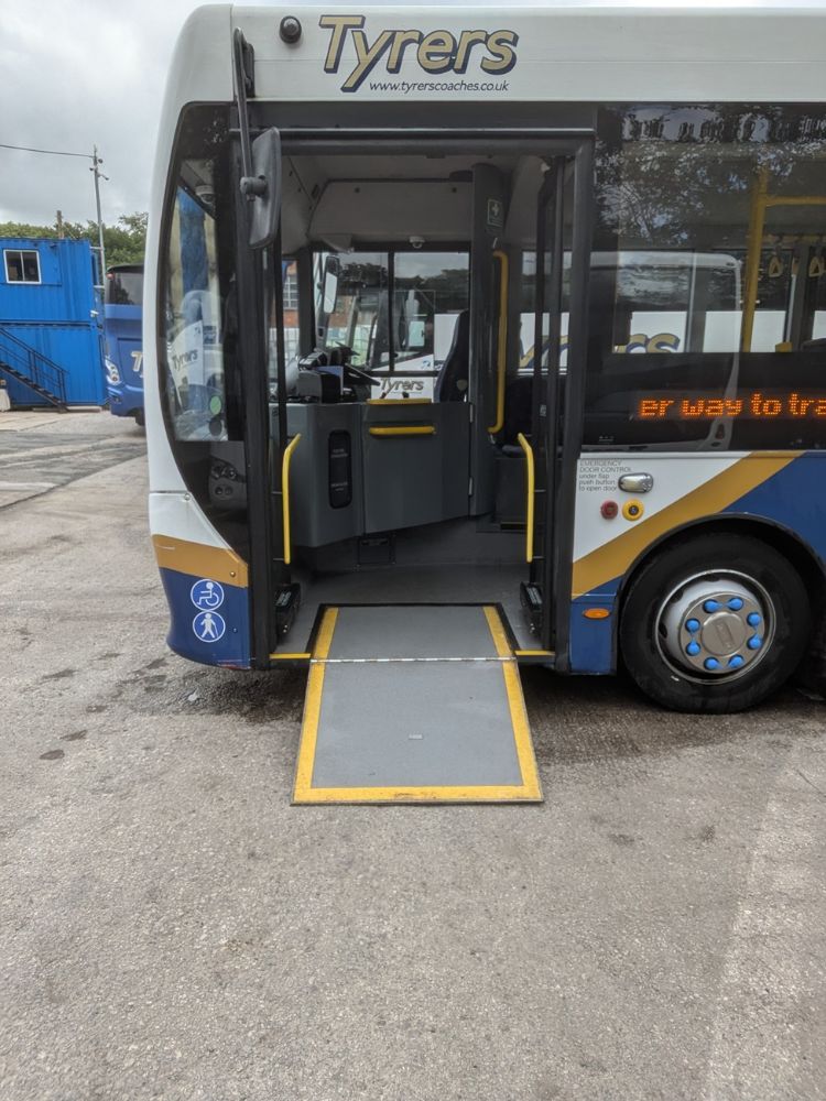 2015 (15) ADL Enviro 200 - Image 4