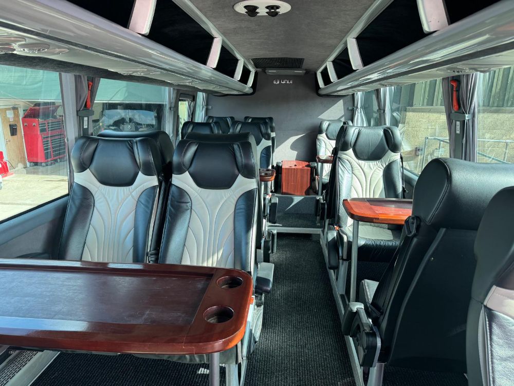 Mercedes UNVI Voyager - Image 1